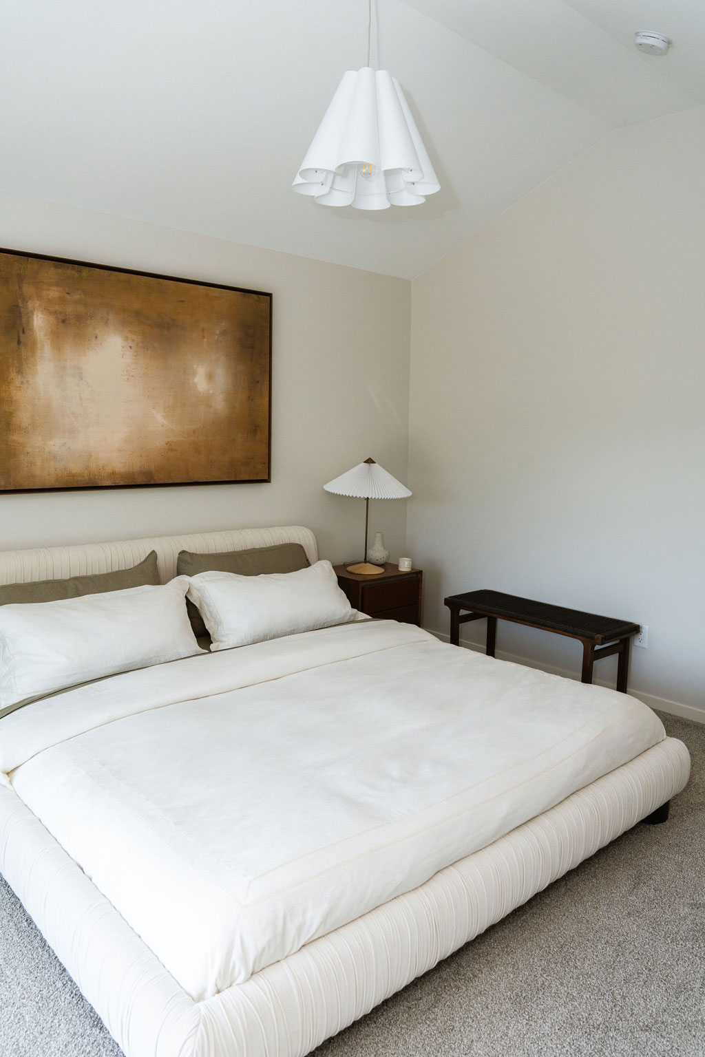 http://fox%20and%20aikins%20unit%20bedroom%20with%20king%20sized%20bed