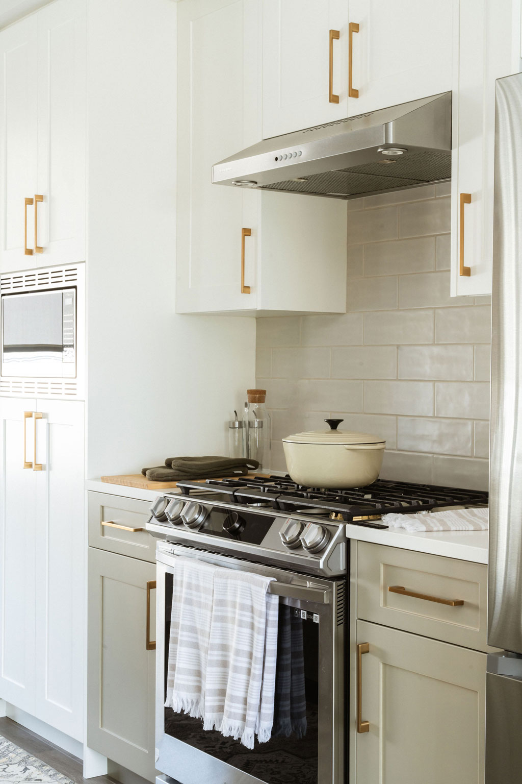 http://fox%20and%20aikins%20unit%20view%20of%20kitchen%20with%20stovetop